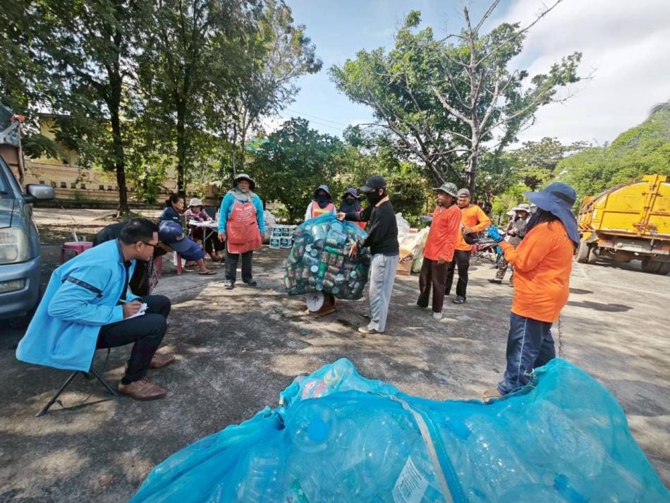 อำนวยความสะดวกในการรับซื้อขยะให้แก่ประชาชนและอถล.