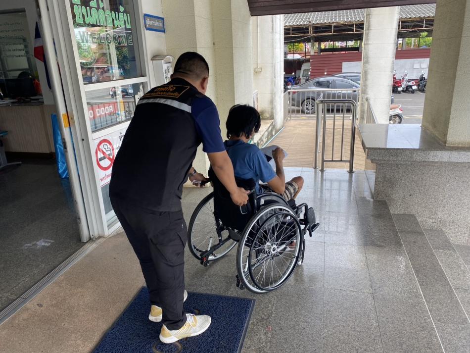 เทศกิจ อำนวยความสะดวกแก่ผู้พิการในการติดต่องานทะเบียนท้องถิ่น