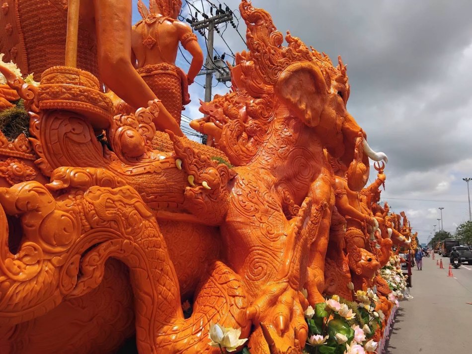 งานป้องกันฯ สนับสนุนรถน้ำเพื่อฉีดพ่นละอองน้ำให้แก่รถเทียนพรรษา