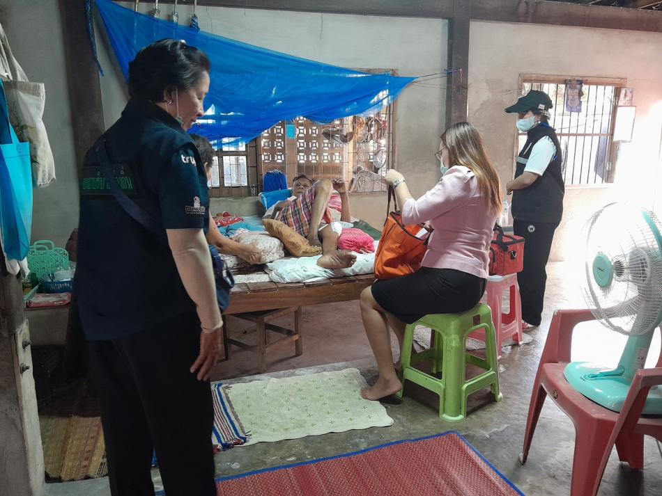ออกเยี่ยมบ้านผู้ป่วยติดเตียงร่วมกับผู้ดูแลผู้สูงอายุ (CG)