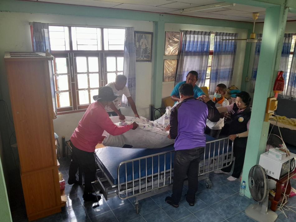 ส่งมอบอุปกรณ์ทางการแพทย์ให้ผู้ป่วยในชุมชนยืมใช้