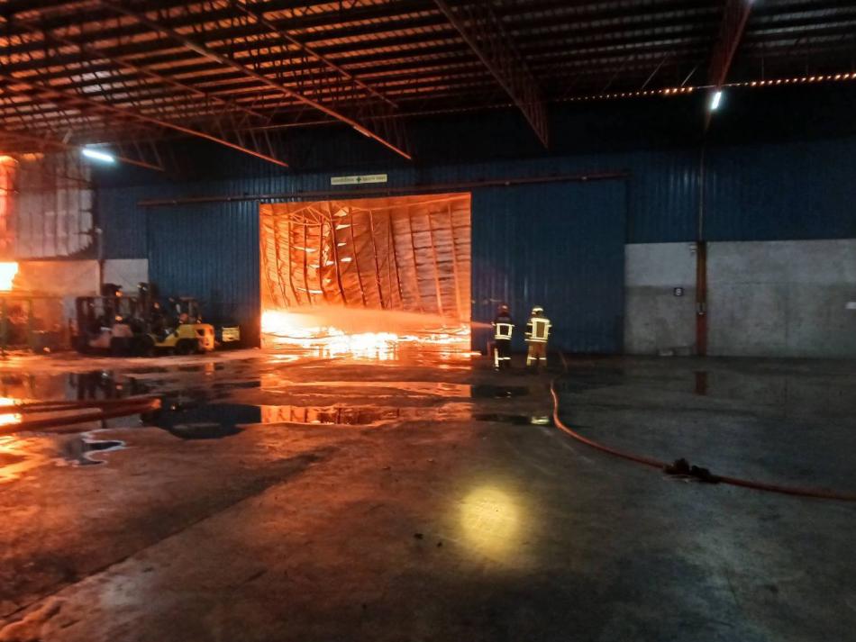 ระงับเหตุเพลิงไหม้ บริษัท นอร์ทอีส รับเบอร์ จำกัด (มหาชน)